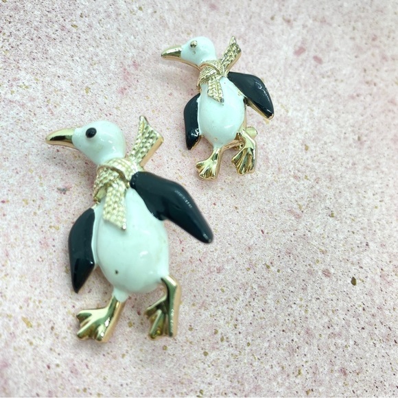 Vintage Penguin Scatter Pins Black and White Enameled Pair - Picture 2 of 6